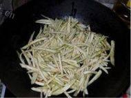 家常菜尖椒炒茄丝做法图解5)