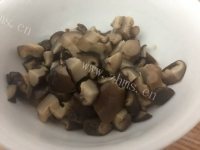 美味香菇土豆炒鸡丁做法图解3)