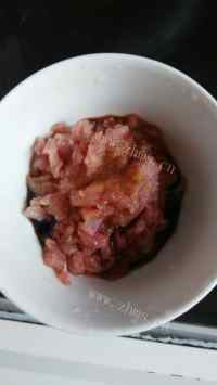 家常菜荷兰豆炒瘦肉做法图解2)
