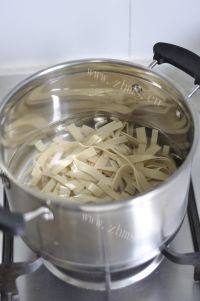 家常菜青椒炒豆腐皮做法图解4)