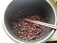 色泽鲜亮的自制蜜红豆做法图解3)