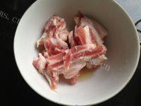 绿色食物包菜炒肉做法图解4)