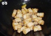 家常菜鱿鱼红烧肉做法图解5)