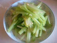 家常菜肉丝炒芹菜做法图解3)