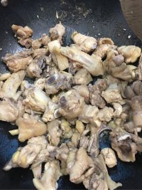 营养丰富的鸡肉炖土豆做法图解1)