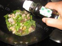 家常菜芹菜炒虾仁做法图解7)