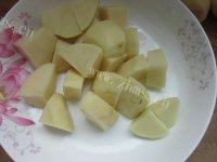 秀色可餐的土豆烧豆腐做法图解2)