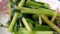 家常菜芹菜蒜子炒瘦肉做法图解4)