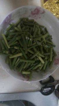 家常菜蒜苔炒肉做法图解1)