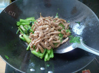 最喜欢吃的芹菜炒肉丝做法图解7)