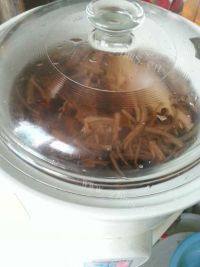 滋补的茶树菇鸡汤做法图解4)