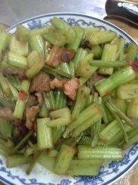 易做的郫县豆瓣香肠炒芹菜做法图解8)
