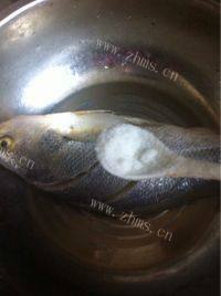 美味的清蒸黄花鱼做法图解4)