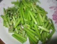 蒜苔西红柿小杂炒做法图解2)