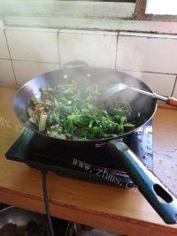 自制西兰花炒肉做法图解7)