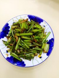 好吃家庭炒芹菜做法图解8)