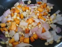 味美的洋葱红薯炒玉米粒的做法图解六