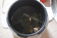美味的海带猪蹄汤做法图解8)