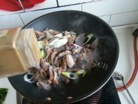 热腾腾的葱炒羊肉做法图解5)