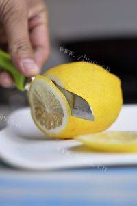 口味极佳的蜜渍柠檬做法图解3)