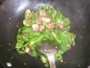 青椒炒猪肉做法图解4)