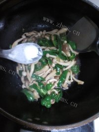 无敌营养美味的青椒炒白玉菇做法图解7)