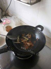 家常菜蒜苔炒肉丝做法图解2)