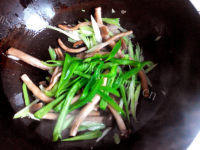 好吃的煸炒茶树菇做法图解4)