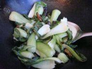 口感极佳的香菇炒小白菜做法图解4)