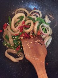 美味的青椒鱿鱼圈做法图解14)
