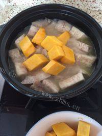 滋补养颜的南瓜芋头煲做法图解4)