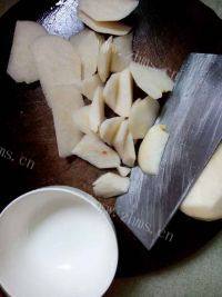 美味的雪梨银耳糖水做法图解4)