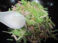 肉丝炒芹菜自制做法图解7)