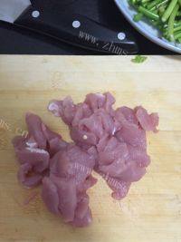 家常菜蒜苔炒肉片做法图解2)