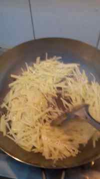 美味的醋溜木耳土豆丝做法图解5)