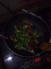 口舌生香的青椒炒肉片做法图解5)