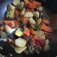 咖喱土豆胡萝卜烧牛肉做法图解8)