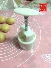 自制红豆沙月饼做法图解12)