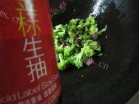 腊肠炒西兰花做法图解8)