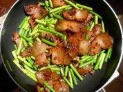腊肉炒蒜苔做法图解4)