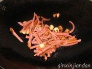 家常菜香肠炒黑豆芽做法图解2)