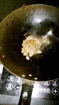 美味的蘑菇鸡肉烩饼做法图解4)