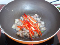 鲜美可口的黄花菜炒肉的做法图解四
