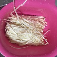 好吃的培根金针菇卷做法图解1)