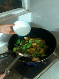 好吃的芸豆炖土豆做法图解7)