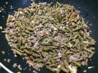 家常菜酸豆角炒肉末做法图解5)
