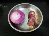 简单金华火腿炒洋葱做法图解1)