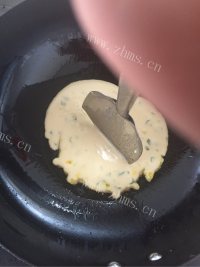 回味无穷的鸡蛋饼做法图解7)