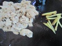 简单易做的青椒炒肥肠做法图解4)