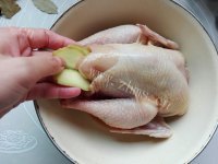 美味砂锅荷香盐焗鸡做法图解4)